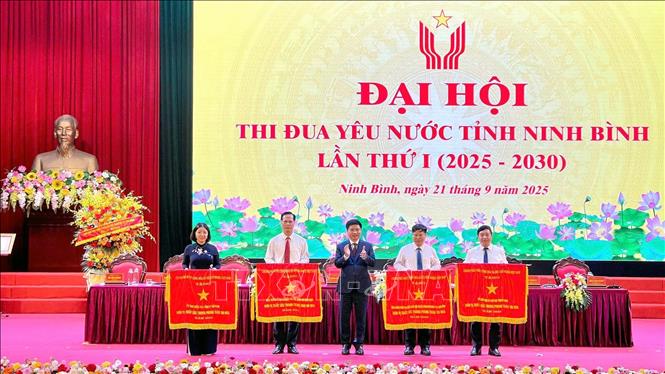Trao cờ thi đua cho các đơn vị đạt thành tích cao trong các phong trào thi đua. Ảnh: Đại Nghĩa - TTXVN