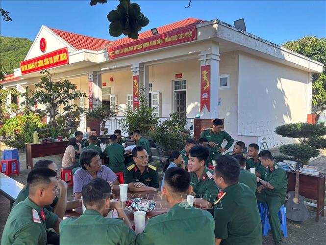 Lãnh đạo Ban Chỉ huy Phòng thủ Khu vực 6 - Đặc khu Côn Đảo trò chuyện, trao đổi cùng chiến sĩ. Ảnh: TTXVN phát 