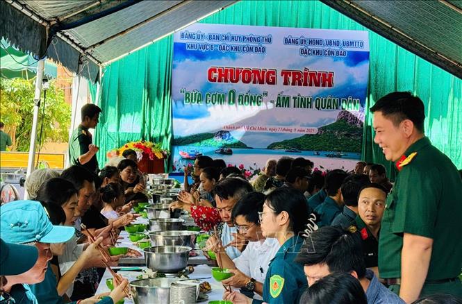 Lãnh đạo Thành phố Hồ Chí Minh, Ban Chỉ huy Phòng thủ Khu vực 6 - Đặc khu Côn Đảo và ban ngành Đặc khu Côn Đảo dùng cơm trưa và trò chuyện cùng người dân. Ảnh: TTXVN phát 