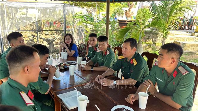 Lãnh đạo Ban Chỉ huy Phòng thủ Khu vực 6 - Đặc khu Côn Đảo trò chuyện, trao đổi cùng chiến sĩ. Ảnh: TTXVN phát 