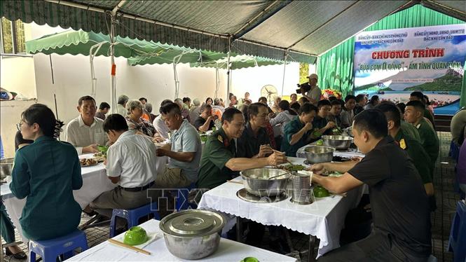 Lãnh đạo Thành phố Hồ Chí Minh, Ban Chỉ Phòng thủ Khu vực 6 - Đặc khu Côn Đảo và ban ngành Đặc khu Côn Đảo dùng cơm và trò chuyện cùng người dân. Ảnh: TTXVN phát 