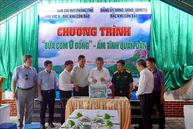 Phó Bí thư Thành ủy Thành phố Hồ Chí Minh Nguyễn Phước Lộc cùng đại diện lãnh đạo các đơn vị ủng hộ Chương trình 