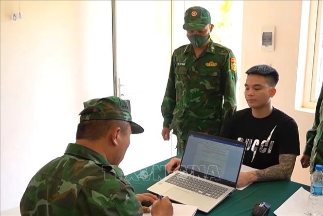 Cán bộ Đồn Biên phòng Cửa khẩu Mỹ Quý Tây, Ban Chỉ huy Bộ đội Biên phòng tỉnh Tây Ninh lấy lời khai của một trong bốn đối tượng. Ảnh: TTXVN phát