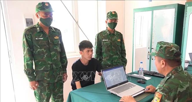Một trong bốn đối tượng nhập cảnh trái phép được lấy lời khai tại Cán bộ Đồn Biên phòng Cửa khẩu Mỹ Quý Tây, tỉnh Tây Ninh. Ảnh: TTXVN phát