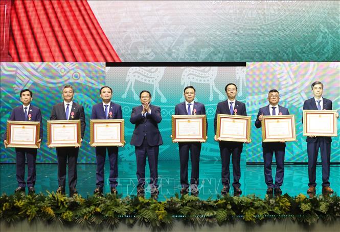 Thủ tướng Phạm Minh Chính trao tặng Huân chương Lao động các hạng Nhất, Nhì, Ba cho các cá nhân. Ảnh: Thống Nhất - TTXVN