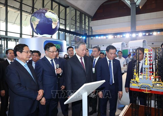 Tổng Bí thư Tô Lâm, Thủ tướng Phạm Minh Chính và các đồng chí lãnh đạo Đảng, Nhà nước tham quan triển lãm thành tựu khoa học công nghệ của Tập đoàn Công nghiệp - Năng lượng quốc gia Việt Nam. Ảnh: Thống Nhất - TTXVN