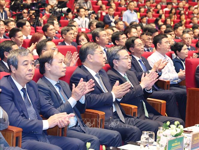 Các đại biểu dự kỷ niệm 50 năm Ngày thành lập Tập đoàn Công nghiệp - Năng lượng quốc gia Việt Nam. Ảnh: Thống Nhất-TTXVN