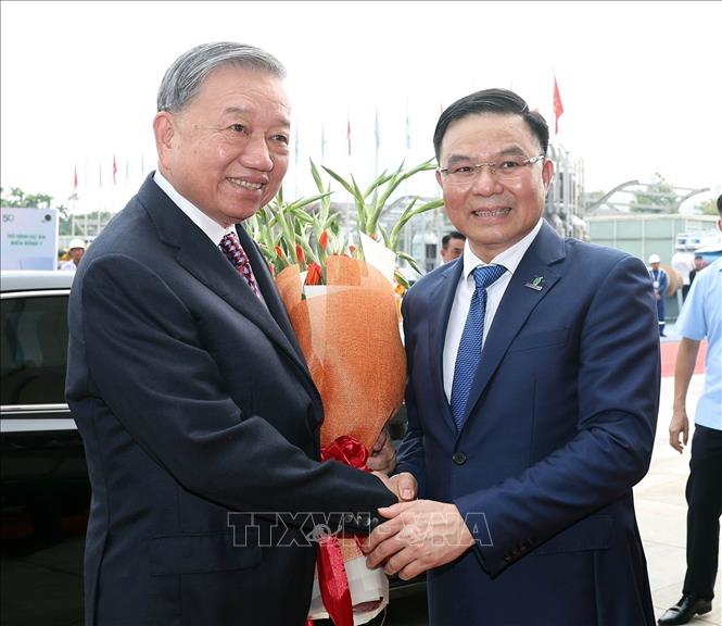 Bí thư Đảng ủy, Chủ tịch HĐTV Petrovietnam Lê Mạnh Hùng chào mừng Tổng Bí thư Tô Lâm đến dự Lễ kỷ niệm 50 năm thành lập Tập đoàn công nghiệp - năng lượng Quốc gia Việt Nam. Ảnh: Thống Nhất-TTXVN