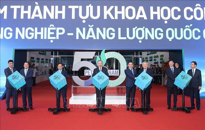 Tổng Bí thư Tô Lâm, Thủ tướng Phạm Minh Chính và các đồng chí lãnh đạo Đảng, Nhà nước thực hiện nghi thức khai mạc triển lãm thành tựu khoa học công nghệ của Tập đoàn Công nghiệp - Năng lượng quốc gia Việt Nam. Ảnh: Thống Nhất - TTXVN