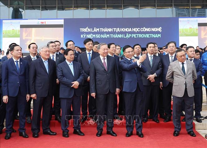 Tổng Bí thư Tô Lâm, Thủ tướng Phạm Minh Chính và các đồng chí lãnh đạo Đảng, Nhà nước thăm quan triển lãm thành tựu khoa học công nghệ. Ảnh: Thống Nhất - TTXVN