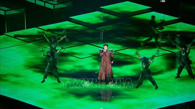 Vietnamese pop star Duc Phuc performs the song “Phu Dong Thien Vuong”. VNA Photo: Trần Hải
