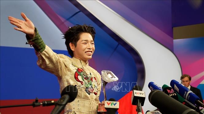 Vietnamese pop star Duc Phuc talks to the press after winning the top prize at Intervision 2025. VNA Photo: Trần Hải