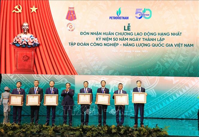 Thủ tướng Phạm Minh Chính trao Huân chương Lao động các hạng Nhất, Nhì, Ba cho các cá nhân. Ảnh: Quốc Khánh - TTXVN