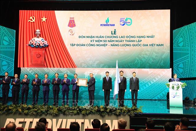 Tổng Bí thư Tô Lâm trao tặng Huân chương Lao động hạng Nhất cho Tập đoàn Công nghiệp - Năng lượng quốc gia Việt Nam. Ảnh: Quốc Khánh – TTXVN