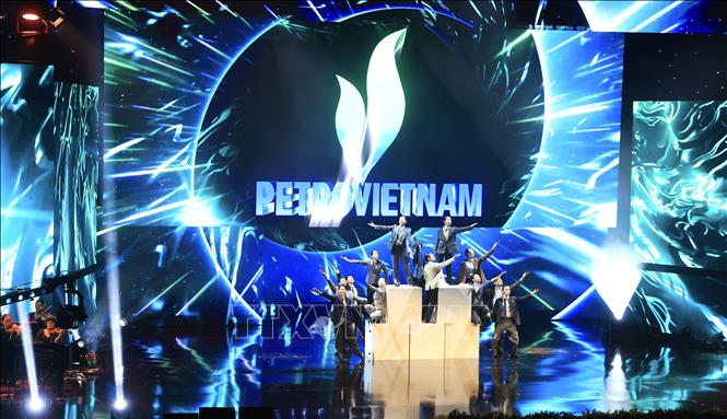 Chương trình nghệ thuật tái hiện quá trình hình thành phát triển của Tập đoàn Công nghiệp - Năng lượng quốc gia Việt Nam. Ảnh: Quốc Khánh - TTXVN