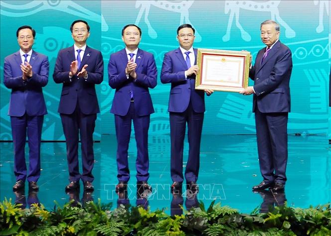 Tổng Bí thư Tô Lâm trao tặng Huân chương Lao động hạng Nhất cho Tập đoàn Công nghiệp - Năng lượng quốc gia Việt Nam. Ảnh: Thống Nhất - TTXVN
