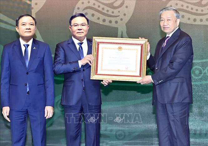 Tổng Bí thư Tô Lâm trao Huân chương Lao động hạng Nhất tặng Tập đoàn công nghiệp - năng lượng Quốc gia Việt Nam. Ảnh: Thống Nhất - TTXVN