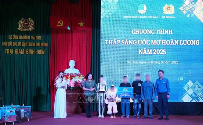 Tặng quà cho phạm nhân có con nhỏ theo mẹ vào trại. Ảnh: Văn Dũng-TTXVN