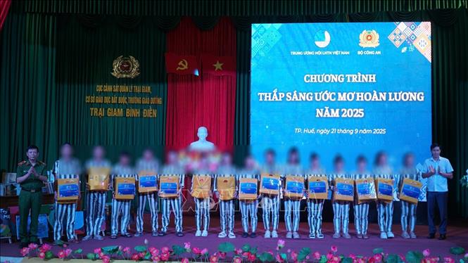 Tặng các suất quà cho phạm nhân có hoàn cảnh khó khăn, cải tạo tốt.  Ảnh: Văn Dũng-TTXVN