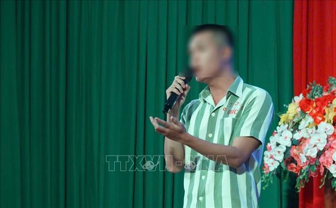 Giao lưu nghệ thuật giữa phạm nhân với các văn nghệ sĩ thành phố Huế. Ảnh: Văn Dũng-TTXVN