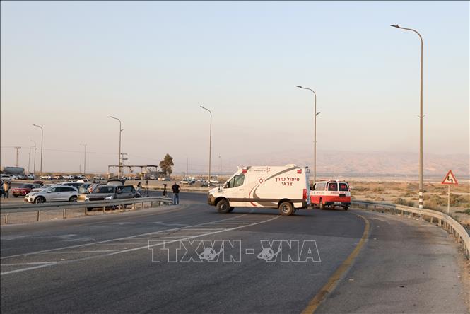 Hiện trường vụ tấn công gần cây cầu Allenby ở biên giới Jordan và Bờ Tây, ngày 18/9/2025. Ảnh: THX/TTXVN
