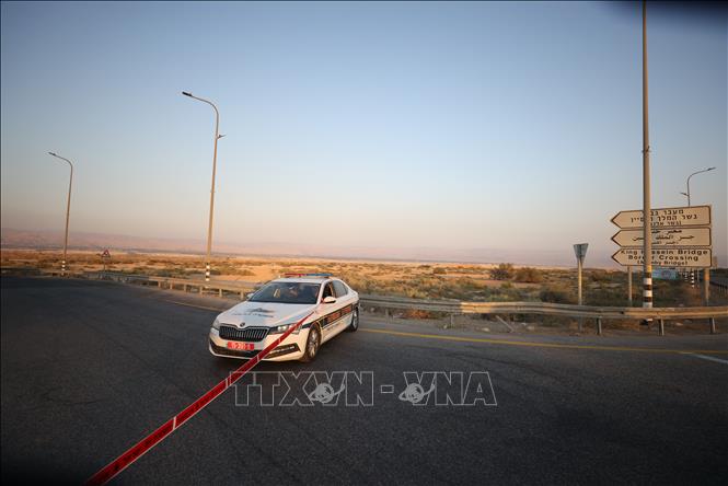 Hiện trường vụ tấn công gần cây cầu Allenby ở biên giới Jordan và Bờ Tây, ngày 18/9/2025. Ảnh: THX/TTXVN