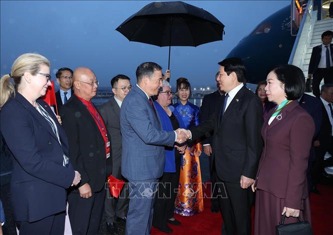 Các đại biểu đón Chủ tịch nước Lương Cường và Phu nhân tại sân bay Boeing Field Seattle, bang Washingon (Hoa Kỳ). Ảnh: Lâm Khánh – TTXVN