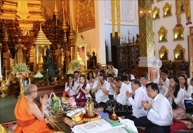 Người dân Campuchia thực hiện nghi thức cúng dường chư tăng tại chùa Wat Langka, thủ đô Phnom Penh. Ảnh: Huỳnh Thảo - PV TTXVN tại Campuchia
