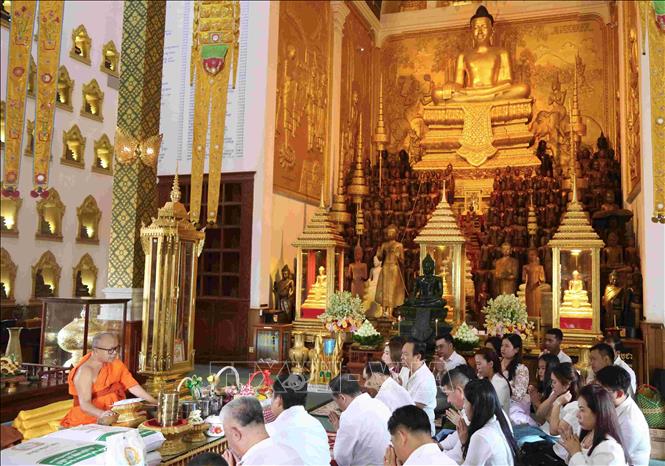 Người dân Campuchia thực hiện nghi thức cúng dường chư tăng tại chùa Wat Langka, thủ đô Phnom Penh. Ảnh: Huỳnh Thảo - PV TTXVN tại Campuchia