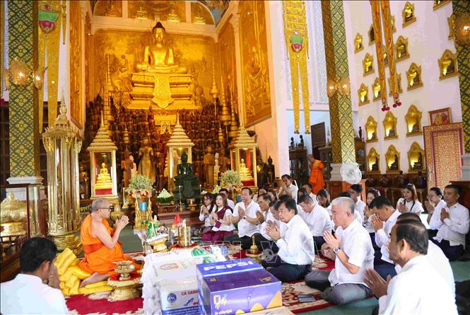 Người dân Campuchia thực hiện nghi thức cúng dường chư tăng tại chùa Wat Langka, thủ đô Phnom Penh. Ảnh: Huỳnh Thảo - PV TTXVN tại Campuchia