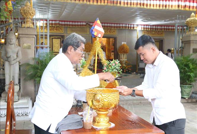 Trong dịp lễ Kan Ben và Pchum Ben, người dân Campuchia đến chùa thực hiện các nghi lễ, nguyện cầu bình an và hồi hướng phước báu cho bản thân, gia đình và người thân. Ảnh: Huỳnh Thảo - PV TTXVN tại Campuchia 