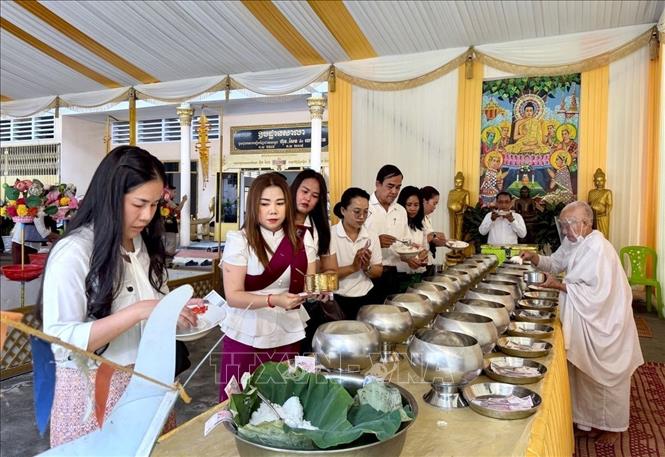 Người dân Campuchia thực hiện nghi thức đặt bát hội tại chùa Wat Langka, thủ đô Phnom Penh. Ảnh: Huỳnh Thảo - PV TTXVN tại Campuchia