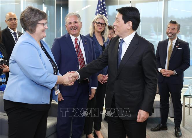 Chủ tịch nước Lương Cường với các đại biểu Quốc hội bang Oregon (Hoa Kỳ). Ảnh: Lâm Khánh – TTXVN 