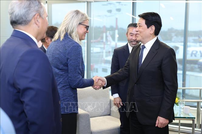 Chủ tịch nước Lương Cường với các đại biểu Quốc hội bang Oregon (Hoa Kỳ). Ảnh: Lâm Khánh – TTXVN 