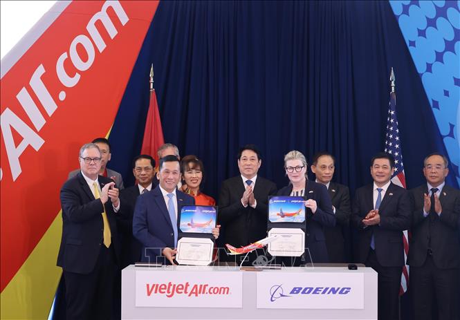 Chủ tịch nước Lương Cường chứng kiến lễ ký kết bàn giao máy bay Boeing 737-8 đầu tiên giữa Tập đoàn Boeing và Hãng hàng không Vietjet Air. Ảnh: Lâm Khánh – TTXVN 