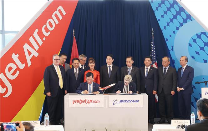 Chủ tịch nước Lương Cường chứng kiến lễ ký kết bàn giao máy bay Boeing 737-8 đầu tiên giữa Tập đoàn Boeing và Hãng hàng không Vietjet Air. Ảnh: Lâm Khánh – TTXVN 