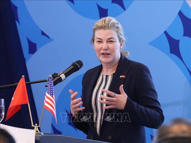 Bà Stephanie Pope, Phó Chủ tịch điều hành của Tập đoàn Boeing, đồng thời là Chủ tịch kiêm Giám đốc điều hành của Boeing Commercial Airplanes (BCA) phát biểu tại Lễ bàn giao máy bay. Ảnh: Lâm Khánh – TTXVN