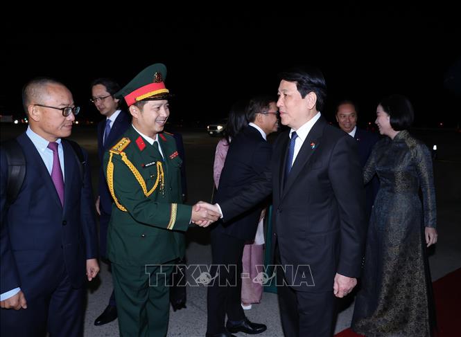 Chủ tịch nước Lương Cường và Phu nhân tới sân bay quốc tế J.F Kennedy, thành phố New York, Hoa Kỳ. Ảnh: Lâm Khánh – TTXVN