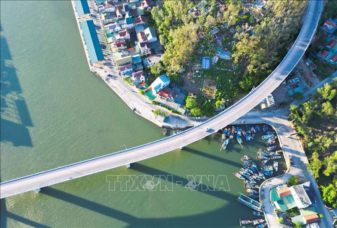 At the foot of Lach Quen bridge are fishing ports where fishermen dock their boats to sell seafood, or anchor to avoid storms, clean fishing nets and rest. VNA Photo: Xuân Tiến