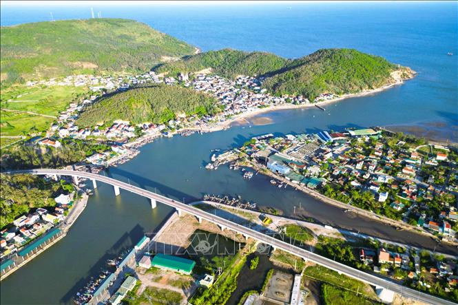 Lach Quen bridge adds in a modern beauty next to the poetic scenary of mountains, sea, rivers and fishing villages. VNA Photo: Xuân Tiến