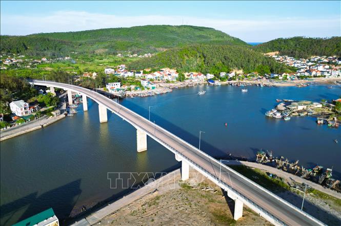 Lach Quen bridge adds a modern beauty to the poetic scenary of mountains, sea, rivers and fishing villages. VNA Photo: Xuân Tiến