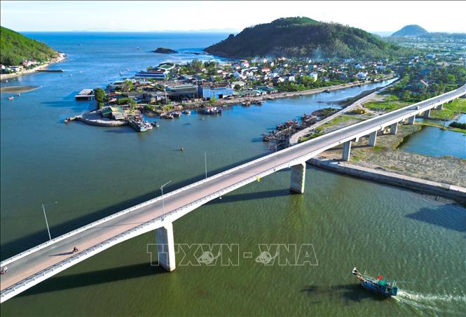 Lach Quen Bridge crosses the last section of the Mai Giang River before flowing into Lach Quen estuary (Quynh Phu commune, Nghe An province). VNA Photo: Xuân Tiến