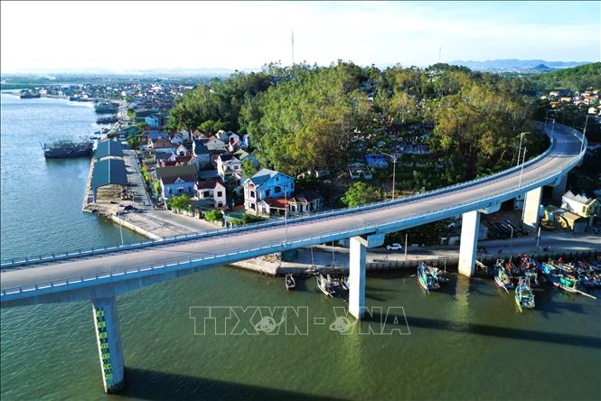 Lach Quen Bridge in a peaceful afternoon next to a fishing village in Quynh Phu commune, Nghe An province. VNA Photo: Xuân Tiến