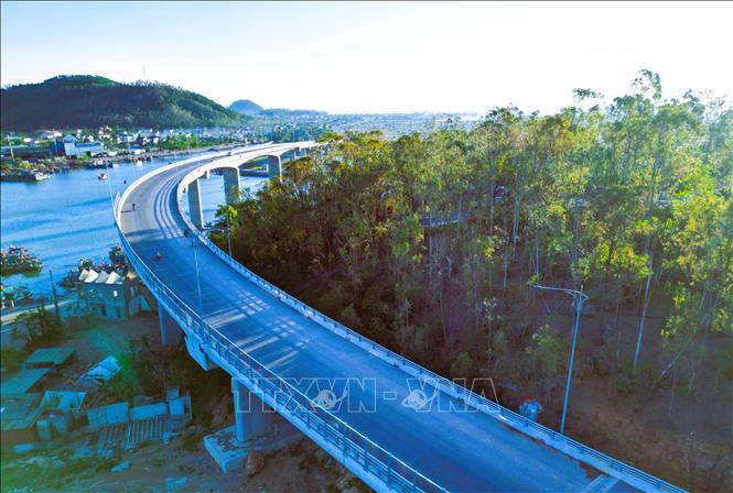 The northern part of Lach Quen bridge forms a very wide arc, embracing the eucalyptus-planted mountain peak, creating a harmonious scene. VNA Photo: Xuân Tiến