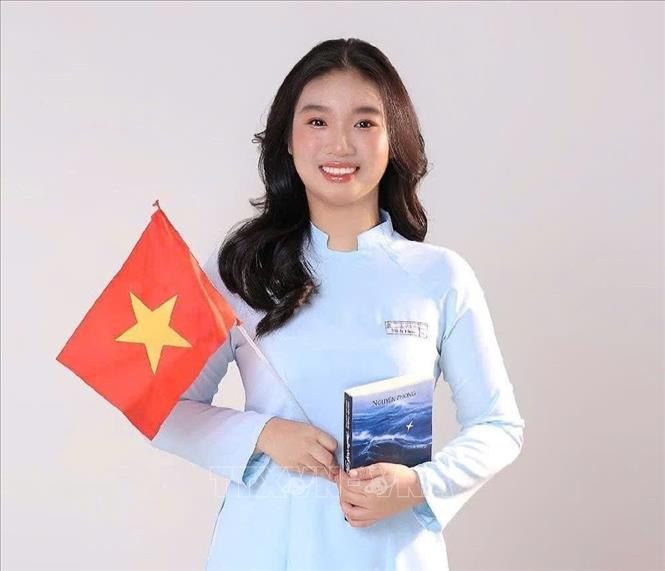 Em Phạm Đoàn Minh Khuê xuất sắc đạt giải Nhì Cuộc thi Viết thư Quốc tế UPU lần thứ 54. Ảnh: TTXVN phát