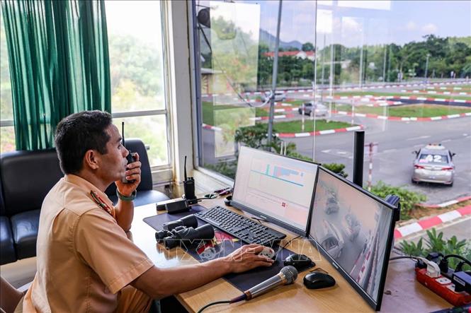 Giám thị giám sát thi sát hạch từ đài quan sát tại Trung tâm Đào tạo và Sát hạch lái xe (xã Lương Sơn, tỉnh Phú Thọ). Ảnh: Quốc Lũy - TTXVN