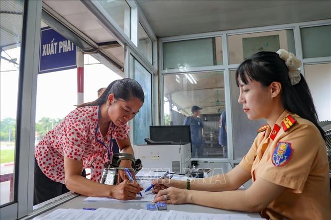 Thí sinh làm thủ tục sau khi hoàn thành bài thi tại tại Trung tâm Đào tạo và Sát hạch lái xe (xã Lương Sơn, tỉnh Phú Thọ). Ảnh: Quốc Lũy - TTXVN