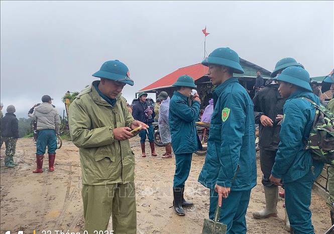 Lực lượng chức năng phường Langbiang – Đà Lạt (Lâm Đồng) được huy động để tìm kiếm ông R Ông Ha Hoanh. Ảnh: TTXVN phát