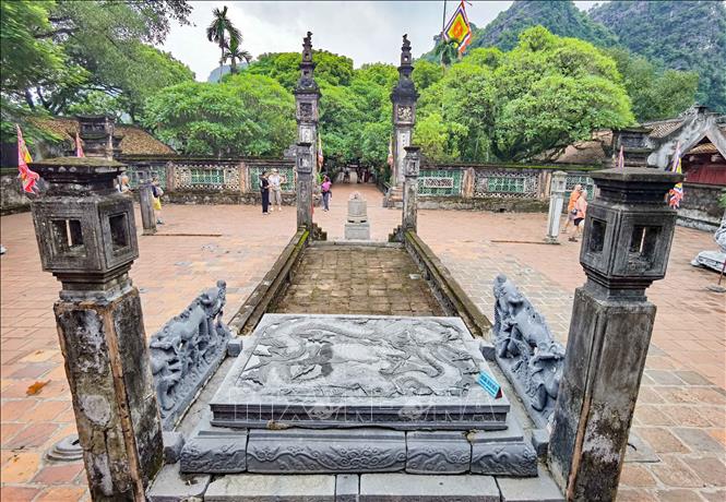 Long sàng (trước Bái đường đền thờ vua Đinh Tiên Hoàng) được tạc dựng từ đá nguyên khối hình hộp chữ nhật, nặng khoảng 2 tấn. Trên mặt Long sàng trước bái đường cũng trạm khắc nổi hình rồng cuộn, xung quanh đầy những họa tiết hoa văn độc đáo. Ảnh: Thanh Tùng - TTXVN