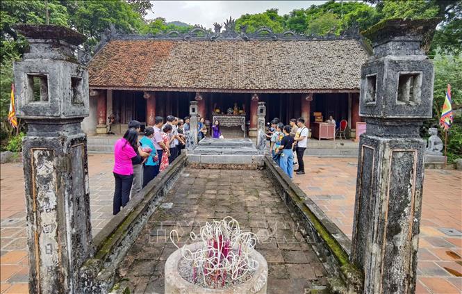 Chiếc Long sàng thứ hai ở đền thờ vua Đinh Tiên Hoàng tuổi đời trên 300 năm, được đặt ở vị trí trang trọng trên sân chầu của ngôi đền cổ, sát thềm tòa Bái đường. Ảnh: Thanh Tùng - TTXVN